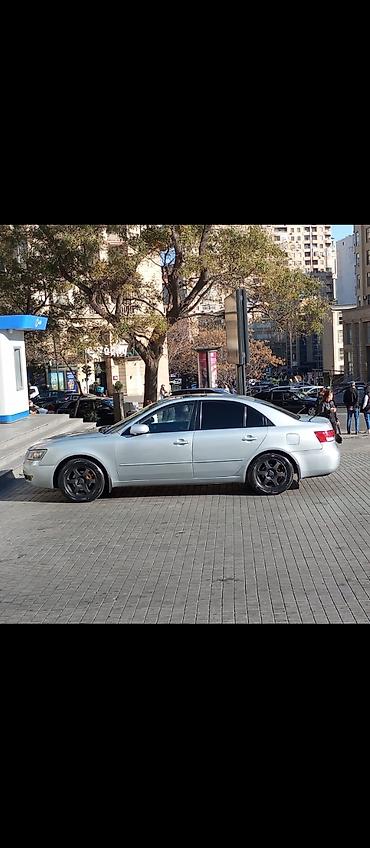sonata 2003: Hyundai Sonata sedan modeli gümüşü rəngdədir və zərif dizayna — 6