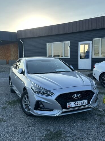 хиундай саната: Современный седан Hyundai Sonata серебристого цвета, представленный на