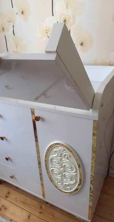 mebel dekor: Ağ rəngdə, dəbli dizaynlı komod.ütü masası kimidə istifadə etmək olar