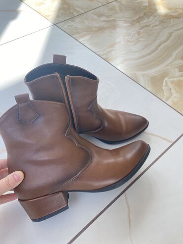 деми ботинки: Натуральная кожа экотен,отдам 1200 Деми какраз азыркы сезонго ылайык