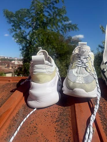 Versace Chain Reaction Patike – Bela / Krem – Veličina 43 Opis: Na