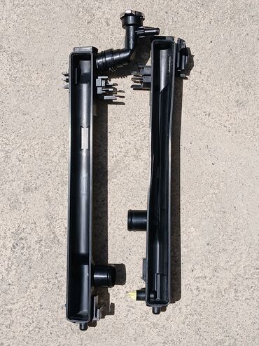 Радиаторы: Toyota Camry 70SE Американец 1.Кронштейны радиатора Стойки радиатора — 2