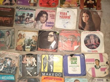 Kasete, CD i DVD: Velike i male gramafonske ploce. Oko 150 velikih i 350 malih. Prodaju — 6