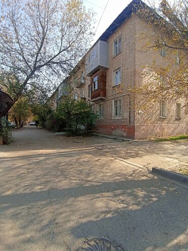 квартиры в бишкеке в районе политеха: 1 бөлмө, 30 кв. м, Жеке план, 2 кабат, Косметикалык ремонт