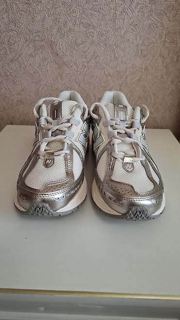 Кроссовки New Balance

Новые оригинал размеры 38,39 .ЦЕНА: 10000сом