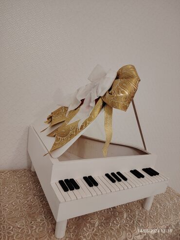 Xonça: Dekor xonca piano satilir icine sokolad gul yigmaq olar toy nisan ve