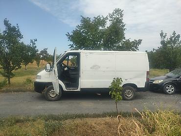 kombi 8 1: Dostupno: beli furgon/teretno vozilo sa dvoja prednja vrata i velikim — 4