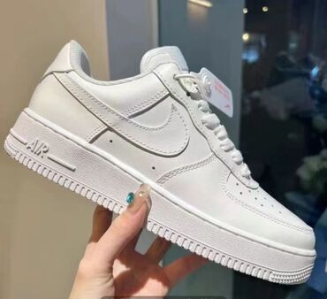 кроссовки баскетбольные: AIR Nike 
Размеры с 36 по 43
В белом и черном цвете 
Доставка есть