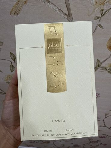 Lattafa Anqam ətri. Bu ətir zərif dizaynlı qutuda təqdim olunur və