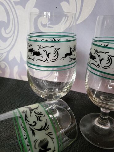 Čaše: Case nove za vino iz 70-ih. Sve na casama odsjaj od svetla. Komada — 9