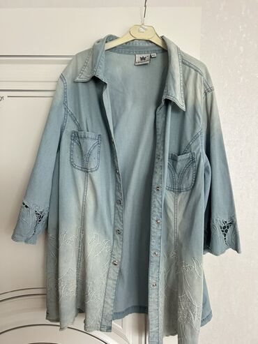 Kurtkalar: Bej rəngdə, damalı dizayna malik jaket. Jaketin kənarları boz