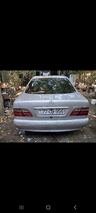 w210 duman: Mercedes-Benz E‑Class (W210) sedan, gümüşü rəng. - Kuzov: 4 qapılı — 8