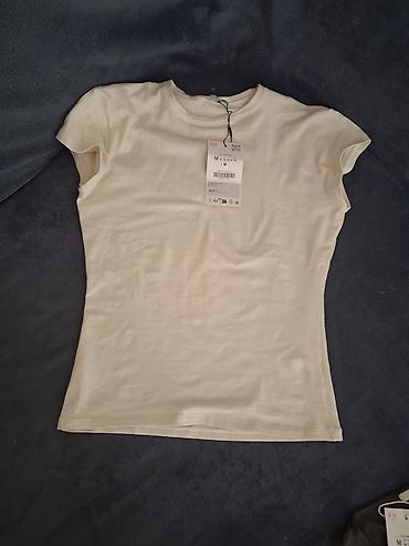 Qadın geyimləri: Ağ rəngli qısaqol basic köynək (T‑shirt) - Rəng: ağ/ekru - Model — 1