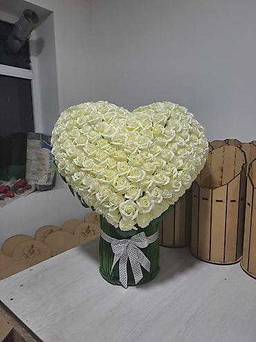 Букеты из живых цветов: Сердце из роз на подставке - Объёмная композиция в форме сердца — 8