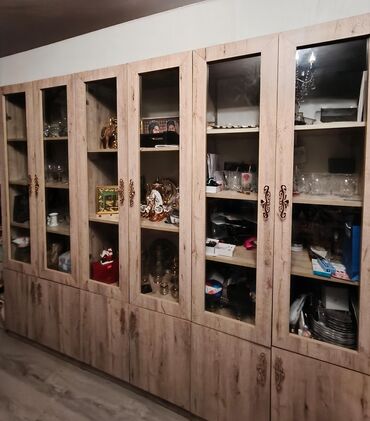 bmw 5 серия 524td mt: Şüşəli dolab vitrini