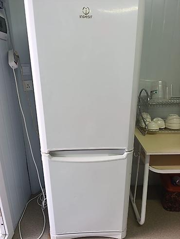 Холодильники: Холодильник Indesit, двухкамерный, белый. Б/у . В хорошем состоянии — 1