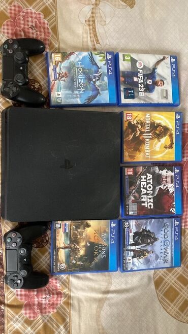 плейстейшен 4 в аренду: Игровой комплект PlayStation 4 с двумя геймпадами DualShock 4 и