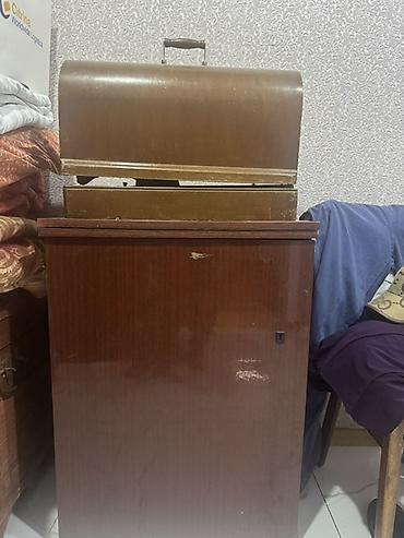 tikis aparati: Antik mexaniki tikiş maşını və şkaf tipli stolu - Klassik, ayaqla — 1