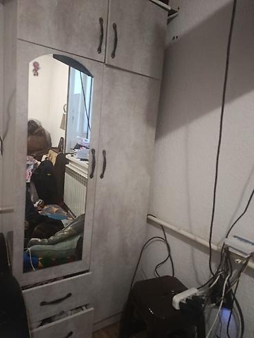 Компактный шкаф для прихожей/спальни с зеркальной дверцей. -