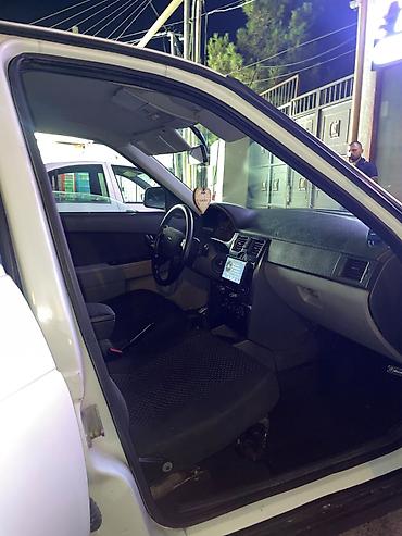 priora farası: Ağ rəngli Lada Priora sedan. Avtomobilin кузов görnüşü sedan — 5