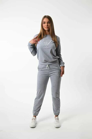 Gornji i donji deo: Zenske trenerke
S M L XL XXL
vezen znak Cena 2800 din — 2