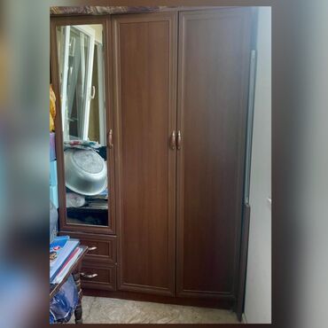 Kreslolar: İşlənmiş, Açılan, 3 qapılı Düz dolab, Qarderob, paltar dolabı
