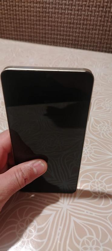 stabilizator telefon ucun: Smartfon – düz kənarlı, şüşə ön panel və metal effektli çərçivə ilə — 2