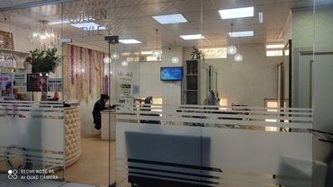 Другое оборудование для салонов красоты: Продаётся парикмахерское зеркало с подсветкой и тумбой “GOLDEN STYLE”