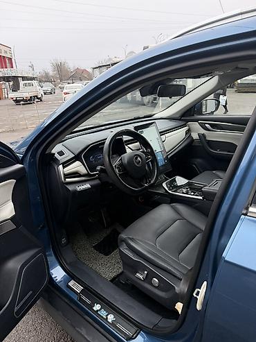 Другой электротранспорт: Электромобиль компактного класса (кроссовер) синего цвета. Кузов и — 8