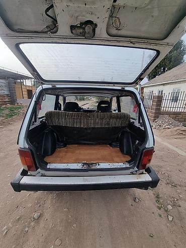 жип унаа: ВАЗ (ЛАДА) 4x4 Niva: 1999 г., 1.7 л, Кол менен иштөөчү, Бензин, Универсал — 9