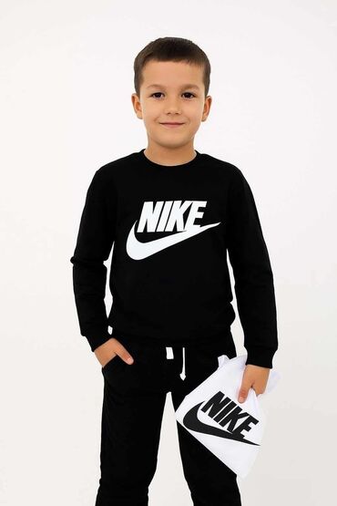 Komplet trenerke: 👇🏻👇🏻TRODELNI SETOVI👇🏻👇🏻 💰💰2750 din ili dva 4500din💰💰 Set sadrzi — 19