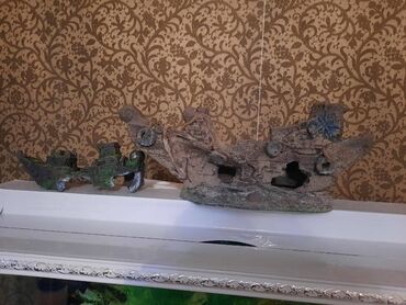 Akvarium aksessuar və ləvazimatları: 2ədəd gəmi. 1i 42sm, 1i 25sm. 2si 35manat. 3ədəd dekor. 3ü birlikdə
