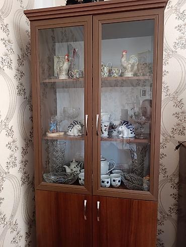 Şüşə vitrinli bufet/dolap - Material: ağac gövdə, ön hissədə şəffaf