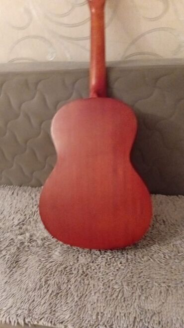 gitar amfi: Klassik gitara - Korpus: tam ölçülü klassik forma, ön hissə sunburst
