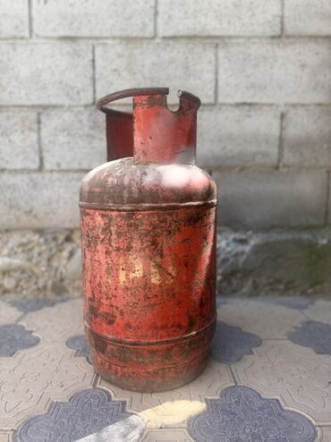шланга для воды: Красный газовый баллон предназначенный для хранения и транспортировки