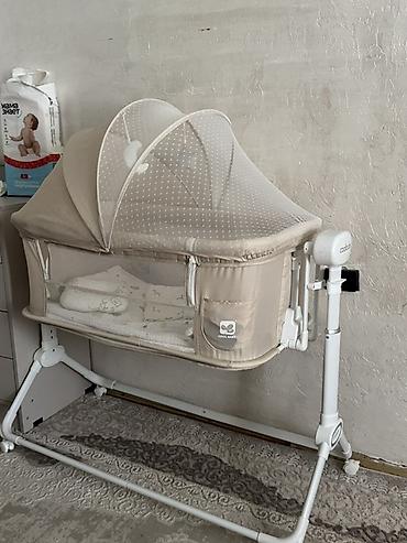 гнездо для малыша: Детская прикроватная кроватка-колыбель Cool Baby, бежевого цвета — 1