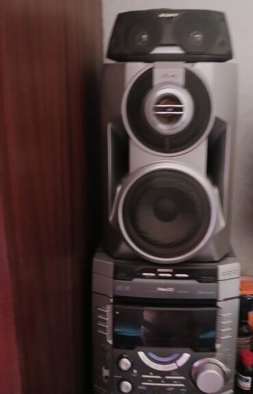 inter: Sony musiqi mərkəzi, evdə musiqi dinləmək üçün əla seçimdir. CD