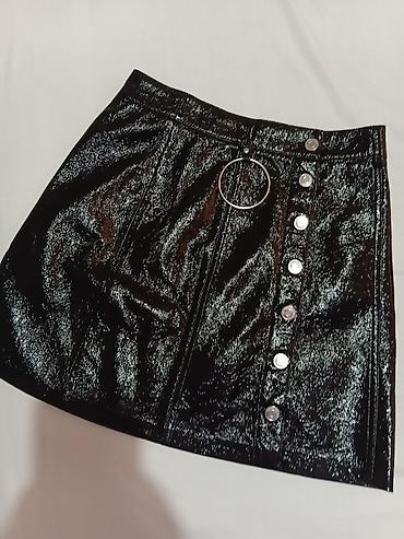 jordan šorcevi: Stradivarius mini suknja – crna, sjajna, A‑kroja - Brend — 2