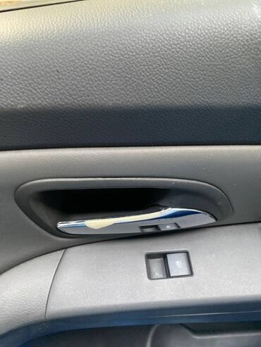 Рычаги: Ручка двери внутренняя Chevrolet Cruze J300 F16D4 2009 перед. прав