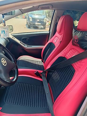 yaris masini: Toyota Yaris hatchback (ağ rəng). Şəhər içi üçün sərfəli və rahat — 1