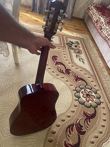 İdman və hobbi: Üstündə çanta, divardan asılqan və simlər verilir Akkustik gitara – — 3
