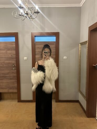 черно белая платья: Праздничный вечерний образ: длинное черное платье на тонких бретелях и