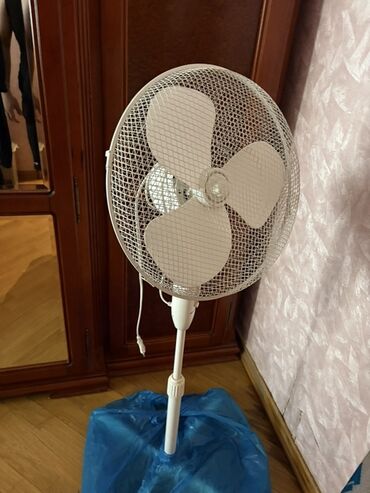 ventilator notebook: Ağ rəngli döşəmə tipli ventilyator Xüsusiyyətlər: - 3 qanadlı