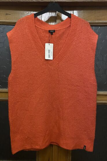 Köynək və bluzalar: Qadın geyimləri – 2 fərqli model 1) Ağ bluz: - Yumşaq, axıcı parça - — 31