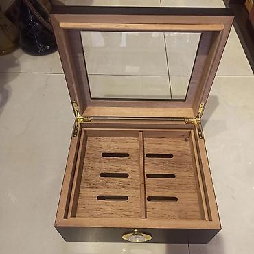 qedimi sandiqlar: Premium siqar humidoru – şüşə qapaqlı, higrometrli - Material — 2