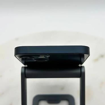 Apple iPhone: Apple iPhone (serija 13/14 – 6.1") u ponoćno plavoj/crnoj boji — 4