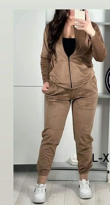 Gornji i donji deo: Plisane trenerke,vece velicine.
2.700
L,XL,2XL,3XL — 15