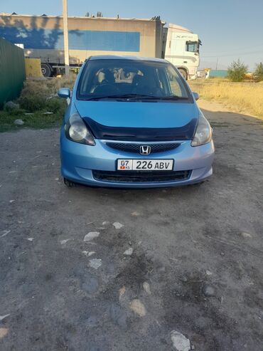 машины ош: Honda Fit: 2002 г., 1.3 л, Автомат, Бензин, Седан
