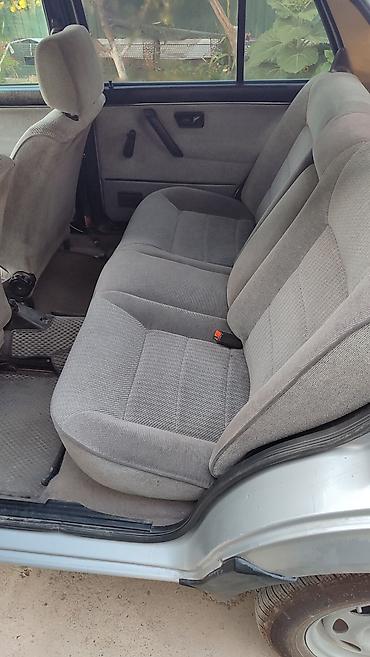 Volkswagen Jetta: 1989 г., 1.8 л, Кол менен иштөөчү, Бензин, Седан — 5