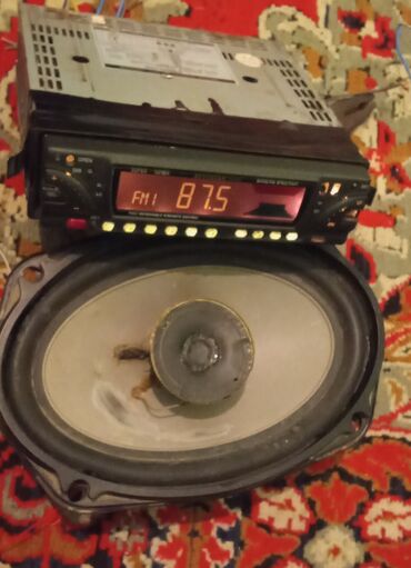 Maqnitofonlar: Maqintafon köhnə model radiodur işlək vəziyyətdədir həm radio kimi